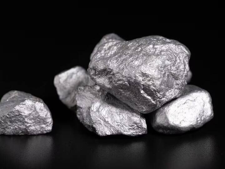 अगर आपको लग रहा हो कि चांदी को पेंट कर के प्लेटिनम की तरह दिखाने की कोशिश की गई है तो आप इसका टेस्ट घिस कर और एसिड के जरिए कर सकते हैं. बाजार में एसिड टेस्टिंग किट भी मिलती है, जिसकी मदद से आप किसी भी ज्वेलरी की शुद्धता की जांच कर सकते हैं.