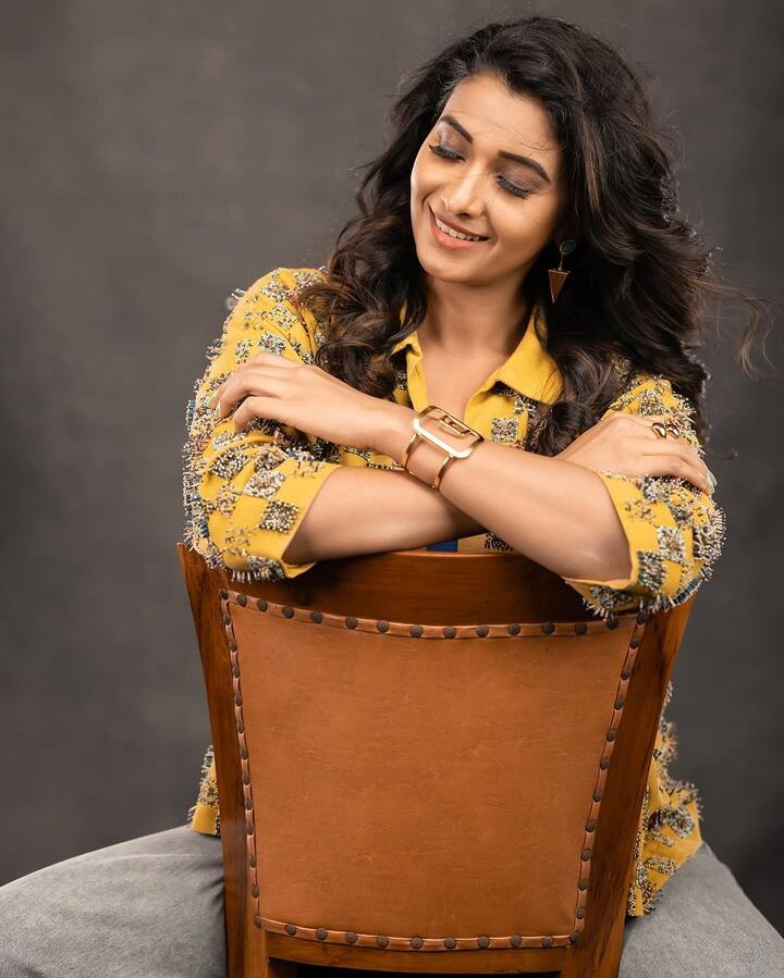 న్యూస్ ప్రెజంటర్గా కెరీర్ ప్రారంభించి.. వివిధ షోలలో పాల్గొని హీరోయిన్ స్థాయికి చేరుకుంది ఈ భామ.
