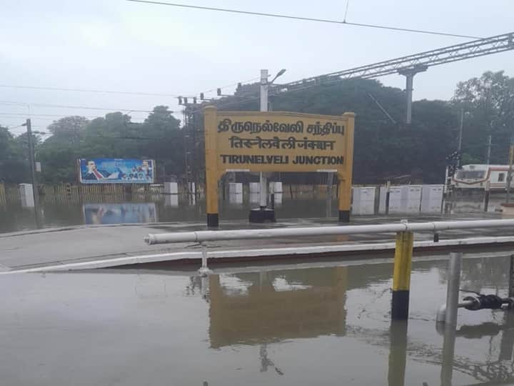 Tirunelveli heavy rain areas in flood ngo food supply for people and contact number announced Tirunelveli Rain: சாப்பாடு இல்லையா! வெள்ளத்தில் சிக்கிய நெல்லை மக்களை தேடி வரும் தன்னார்வலர்கள் - உதவி எண்கள் அறிவிப்பு!