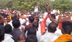 Photo : लासलगाव बाजार समितीत कांद्याचे लिलाव बंद, शेतकऱ्यांचे आमरण उपोषण सुरु