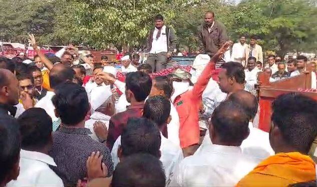 कांद्याच्या निर्यातबंदीवरुन (Onion Export Ban) सध्या राज्यातील वातावरण चांगलच गरम झाल्याचं पाहायला मिळत आहे.