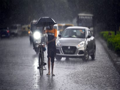 Do you know the heavy rain situation in Theni and Dindigul area தேனி, திண்டுக்கல் பகுதியில் கொட்டித் தீர்த்த கனமழை - மக்கள் இயல்பு வாழ்க்கை பாதிப்பு
