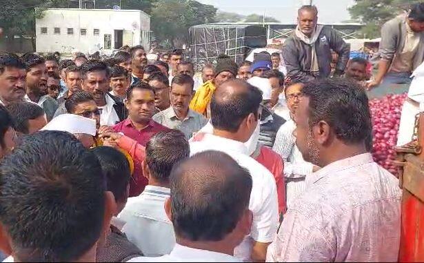 NCCF कडून कांदा खरेदी सुरु असल्याचा दावा सरकारकडून केला जात आहे. प्रत्यक्षात मात्र, कांदा खरेदी होत नसल्याची ओरड शेतकऱ्यांनी केलीय.