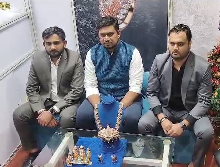 Crafted from diamonds and gold, the intricately designed idols of Ram, Lakshman, Sita, and Hanuman, along with the royal court, were exhibited at the Sarasana Jewelry Expo. (Photo Source: ABP News)