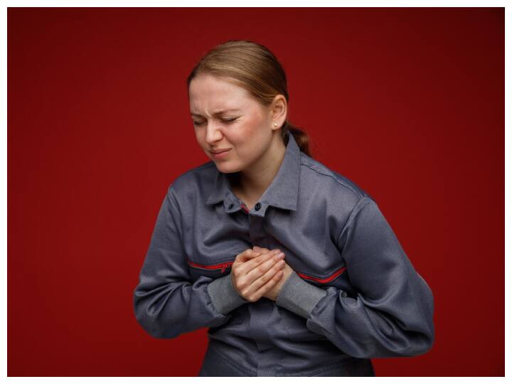 सीने का दर्द कई प्रकार की बीमारियों से हो सकता है.इनमें से कुछ बहुत ही गंभीर हो सकती हैं और समय रहते इलाज नहीं कराने से जानलेवा भी साबित हो सकती हैं. इसलिए, अगर आपको कभी भी सीने में दर्द हो तो उसे हल्के में ना लें.