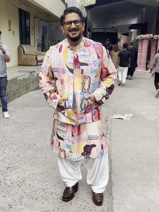 वहीं मलाइका के अलावा अरसद वारसी ने भी पैपराजी के सामने जमकर पोज दिए.