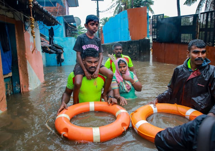Heavy Rain in Tamil Nadu: Due to heavy rain, schools will remain closed in four districts of Tamil Nadu today, many areas submerged Heavy Rain in Tamil Nadu: ભારે વરસાદને કારણે તમિલનાડુના ચાર જિલ્લામાં આજે શાળાઓ બંધ રહેશે, ઘણા વિસ્તારો પાણીમાં ડૂબી ગયા