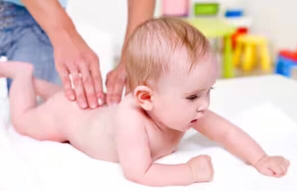 ਸਰਦੀਆਂ ਵਿੱਚ ਜੈਤੂਨ ਦਾ ਤੇਲ ਚਮੜੀ ਅਤੇ ਵਾਲਾਂ ਦੋਵਾਂ ਲਈ ਬਹੁਤ ਫਾਇਦੇਮੰਦ ਹੁੰਦਾ ਹੈ। ਇਸ ਤੇਲ ਨਾਲ ਨਿਯਮਤ ਮਾਲਿਸ਼ ਕਰਨ ਨਾਲ ਚਮੜੀ ਨਰਮ, ਚਮਕਦਾਰ ਅਤੇ ਹਾਈਡਰੇਟ ਰਹਿੰਦੀ ਹੈ।