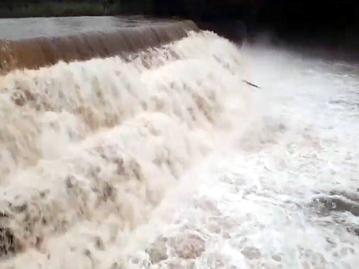 Theni news Continue rain reverberates and overflows the Kottakudi river - TNN தொடர் மழை எதிரொலி: போடி கொட்டக்குடி ஆற்றில் கரைபுரண்டு ஓடும் வெள்ளம்