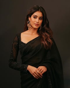 Janhvi Kapoor Photos : నల్లని కాటుక పెట్టి.. చీర కట్టి.. బొట్టు పెట్టిన జాన్వీ కపూర్​