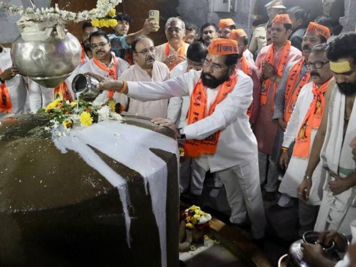 सीएम शिंदे ने ‘पालकी’ उठाई, जिसमें ‘कलश’रखा गया था. यहां गणेश गडकरी रंगायतन में आयोजित अनुष्ठान में मुख्यमंत्री शिंदे, विधायक निरंजन डावखरे और प्रताप सरनाईक और शिवसेना, बीजेपी और विश्व हिंदू परिषद (विहिप) के पदाधिकारी मौजूद थे.