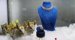 IN Pics: सूरत के जौहरियों ने बनाई राम दरबार की मूर्ति, सोने-चांदी और हीरों से है जड़ित