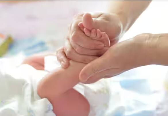 ਸਰਦੀਆਂ ਦੇ ਮੌਸਮ ਵਿੱਚ ਸਰ੍ਹੋਂ ਦਾ ਤੇਲ ਬਹੁਤ ਫਾਇਦੇਮੰਦ ਹੁੰਦਾ ਹੈ। ਇਸ ਵਿੱਚ ਵਿਟਾਮਿਨ ਈ, ਵਿਟਾਮਿਨ ਏ ਅਤੇ ਓਮੇਗਾ 3 ਫੈਟੀ ਐਸਿਡ ਵਰਗੇ ਪੋਸ਼ਕ ਤੱਤ ਪਾਏ ਜਾਂਦੇ ਹਨ ਜੋ ਸਾਡੇ ਸਰੀਰ ਨੂੰ ਅੰਦਰੋਂ ਗਰਮ ਰੱਖਣ ਵਿੱਚ ਮਦਦ ਕਰਦੇ ਹਨ।