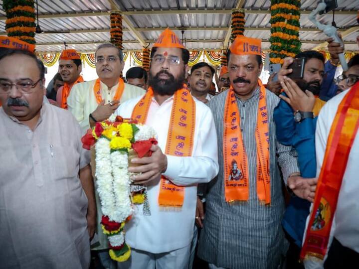 सीएम शिंदे ने संवाददाताओं से बातचीत के दौरान राम मंदिर निर्माण के लिए प्रधानमंत्री नरेन्द्र मोदी और उत्तर प्रदेश के मुख्यमंत्री योगी आदित्यनाथ को धन्यवाद दिया. उन्होंने कहा कि इससे देश के करोड़ों लोगों को अपार खुशी मिली है.