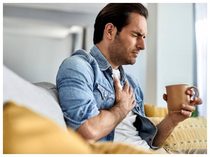 जब हार्ट अटैक आता है तो सीने के बीचोंबीच या दाहिनी ओर अचानक से बहुत तीव्र दर्द होने लगता है. कभी-कभी यह दर्द बाएं हिस्से में भी हो सकता है. यह एक दबाव जैसा या जकड़न जैसा दर्द होता है जो कई मिनटों से लेकर कई घंटों तक रह सकता है.