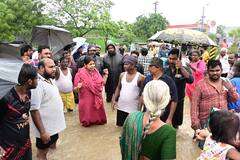 MP Kanimozhi Rescue : தூத்துக்குடியில் பெரும் வெள்ளம்..மீட்பு பணியில் களமிறங்கிய எம்.பி கனிமொழி!