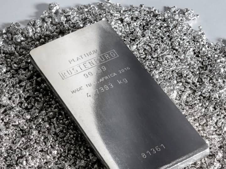 प्लेटिनम की बात करें तो ये बेहद महंगी धातु है. पृथ्वी पर ये बहुत कम पाई जाती है, इसलिए इसकी कीमत भी बहुत ज्यादा होती है. इसकी पहचान आप इस पर लिखे नंबर से कर सकते हैं. प्लेटिनम की चीजों पर अक्सर PLAT या फिर PT लिखा होता है.