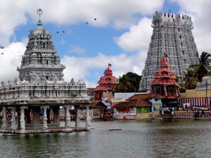 कन्याकुमारी मंदिर तमिलनाडु में स्थित है और यह भारतीय उपमहाद्वीप की सर्वदक्षिण निकटतम भूमि पर है. इस मंदिर का समुद्र के किनारे पर स्थान है और यह महाकाली को समर्पित है. यहां से सूर्यास्त का दृश्य अद्वितीय है.