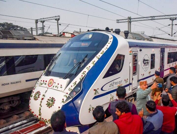 Delhi-Varanasi Vande Bharat Express Train Today Check Time Route Fare Launched by PM Modi ann Delhi-Varanasi Vande Bharat: वाराणसी से दिल्ली की दूसरी वंदे भारत ट्रेन हफ्ते में चलेगी छह दिन, जानें- रूट, टाइम टेबल और सारी डिटेल