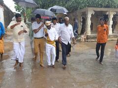 பாதுகாவலர் மழையில் நனையாமல் இருக்க குடை பிடித்த மாவட்ட ஆட்சியர்: அந்த மனசு தான் சார்