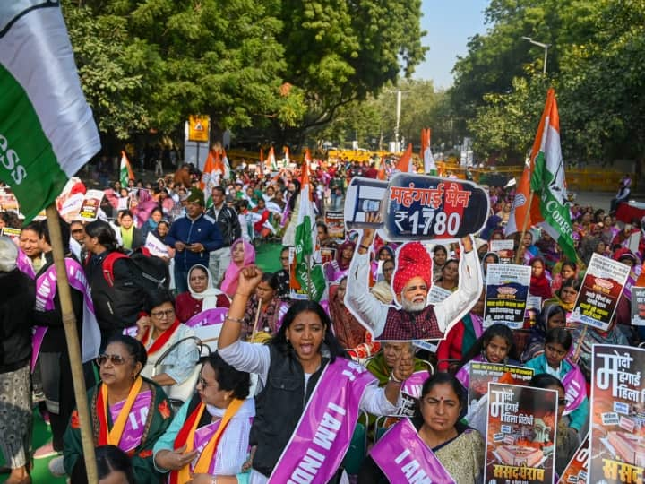 Mahila Congress Protest: दिल्ली में महिला कांग्रेस ने जंतर-मंतर पर केंद्र सरकार के खिलाफ प्रदर्शन किया. उनका कहना है कि पीएम मोदी महंगाई और महिलाओं की सुरक्षा के मामले में बिल्कुल फेल हैं.