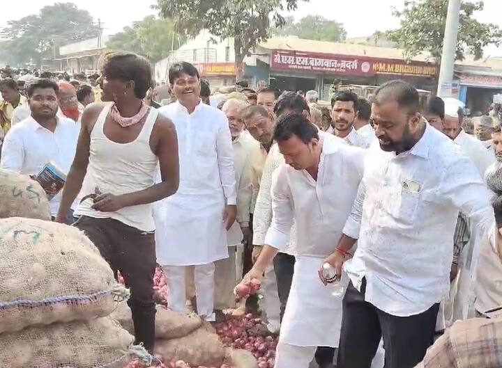 निर्यातबंदीवरुन कांदा उत्पादक शेतकरी आक्रमक झाले आहेत. तर कांद्याला चांगला हमीभाव मिळावा अशी मागणी शेतकऱ्यांनी केली आहे.