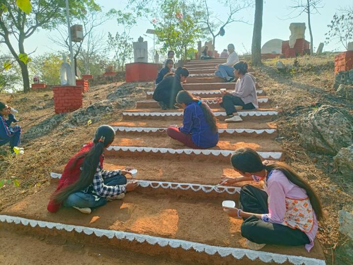 पश्चिम क्षेत्र सांस्कृतिक केंद्र उदयपुर की निदेशक किरण सोनी गुप्ता ने बताया कि इस बार के शिल्पग्राम महोत्सव में देश के साथ ही विदेशी कलाकार भी शामिल होंगे. महोत्सव में पद्मश्री से सम्मानित चार प्रसिद्ध कलाकारों के साथ ही अपनी-अपनी आर्ट फॉर्म में सिद्धहस्त और अंतरराष्ट्रीय पहचान बना चुके 16 कलाकार भी प्रस्तुतियां देंगे.