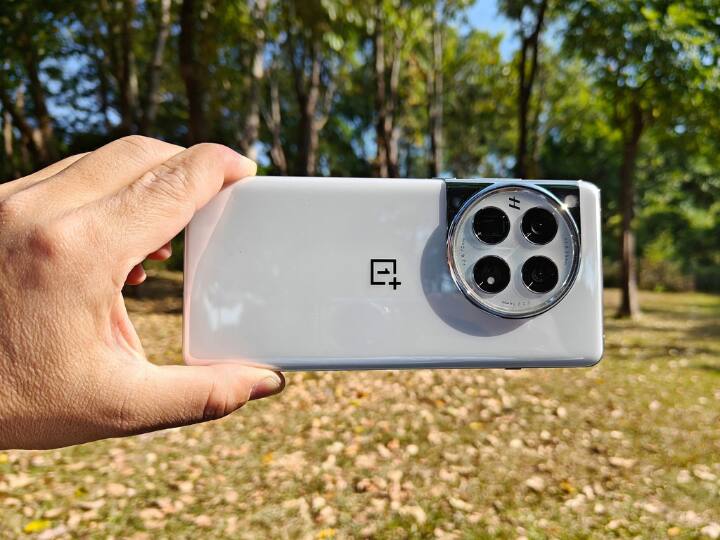 Oneplus 12: वनप्लस 12 की कीमत भारत में 60,000 से ज्यादा हो सकती है. इस फोन में स्नैपड्रैगन 8 जेन 3 soc का सपोर्ट मिलेगा. फोटोग्राफी के लिहाज से भी ये एक बढ़िया फोन होगा जिसमें 64MP का 3x पेरिस्कोप लेंस मिलेगा. कंपनी वनप्लस 12 और 12R को 23 जनवरी को लॉन्च करेगी.