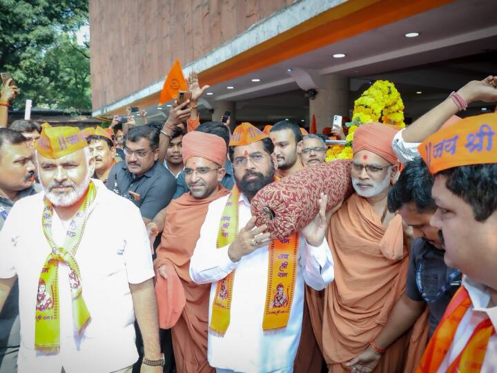 एक आयोजक ने कहा, 'कलश यात्रा शहर के मुख्य मार्गों से होते हुए कौपिनेश्वर मंदिर में रुकी, जहां मुख्यमंत्री ने दुग्धाभिषेक किया.'
