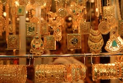 Gold Prices: আগামী মাসেই বিয়ে? আজই সোনা কিনলে কি সস্তা পড়বে?