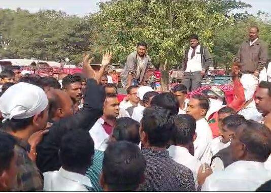 विविध शेतकरी संघटनांसह शेतकरी आक्रमक झाल्याचे पाहायला मिळत आहे. कारण कांद्याच्या दरात मोठी (Oion Price) घसरण झाली आहे