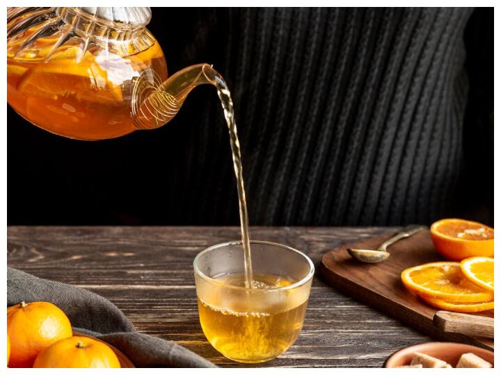 कोम्बुचा एक प्रकार की फर्मेंटेड ब्लैक टी है. इसे बनाने के लिए साधारण ब्लैक टी को टी फंगस के द्वारा कुछ दिनों तक फर्मेंट किया जाता है. इस प्रक्रिया में शुगर भी डाली जाती है.एक बार फर्मेंट होने के बाद इन्हें आप अपने मन मर्जी के इंग्रेडिएंट्स के साथ मिला सकते हैं.