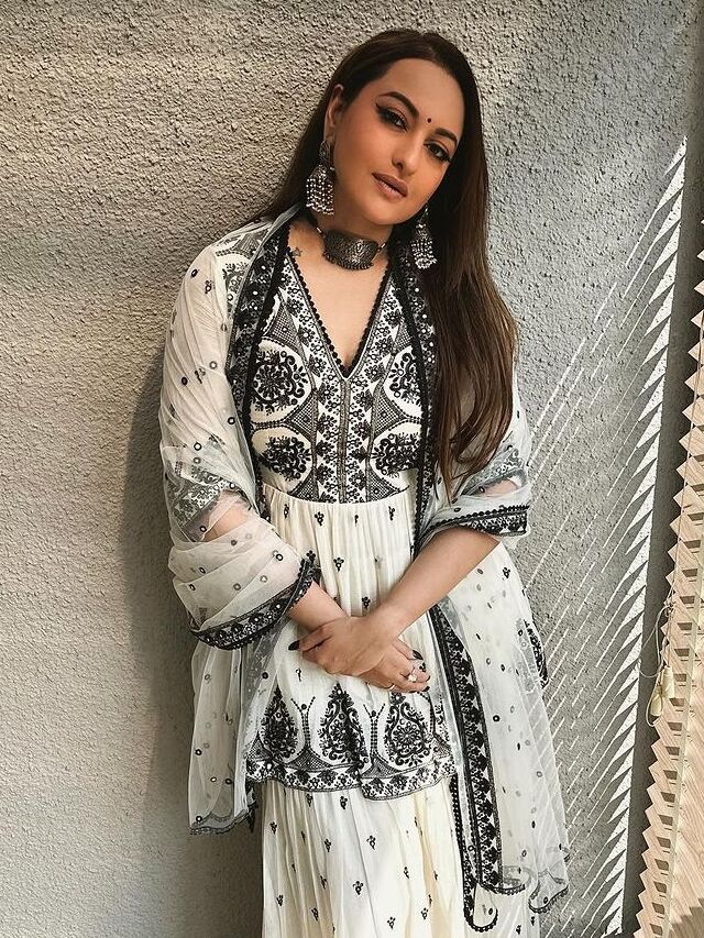 Sonakshi Sinha Looks Stunning In A White And Black Sharara 0911