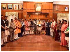 हेमंत सरकार के खिलाफ शिकायतों का पुलिंदा लेकर राजभवन पहुंची बीजेपी, राज्यपाल से की शिकायत