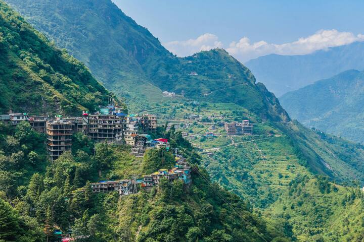 ऋषिकेश : पवित्र गंगा नदीच्या काठावर वसलेले ऋषिकेश हे केवळ धार्मिक दृष्टिकोनातूनच नव्हे, तर साहसी जलक्रीडा आवडणाऱ्या पर्यटकांसाठीही उत्तम ठिकाण आहे. हे दिल्लीपासून 229 किमी अंतरावर आहे, जिथे आपण रेल्वे, बस किंवा विमानाने जाऊ शकता. रेल्वेने जायचे असेल तर येथे 200 ते 1400 पर्यंत एकतर्फी तिकिटे मिळतील. येथे पर्यटकांना राहण्यासाठी अनेक आश्रम देखील आहेत.