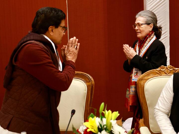 इसके अलावा बैठक में जेडीयू अध्यक्ष नीतीश कुमार, आरजेडी चीफ लालू यादव, तेजस्वी यादव, टीएमसी नेता डेरेक ओब्रायन और आम आदमी पार्टी के सांसद राघव चड्ढा, शिवसेना प्रमुख उद्धव ठाकरे और संजय राउत भी भाग ले रहे हैं.