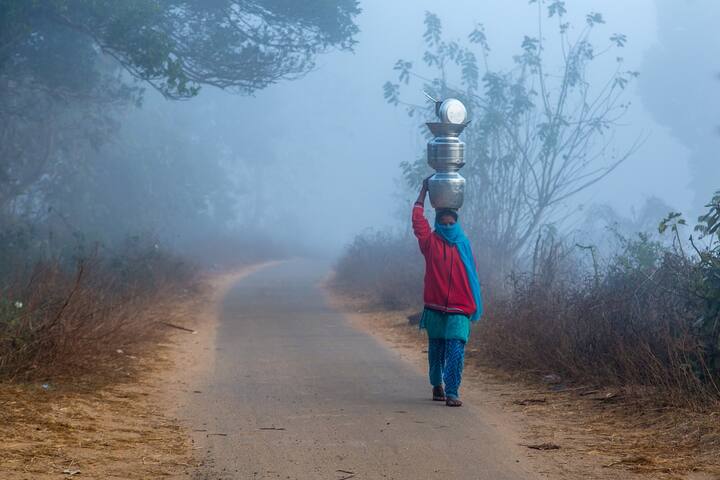 তাপমাত্রা নেমে গিয়েছে অনেকটা, সোয়েটার বা উষ্ণ পোশাক পরে থাকতে হচ্ছে দিনভর। এককথায় শীত এসে গিয়েছে। কদিন বাদে ক্রিসমাস, তার পর নববর্ষ। অর্থাৎ চুটিয়ে আনন্দের সময়।