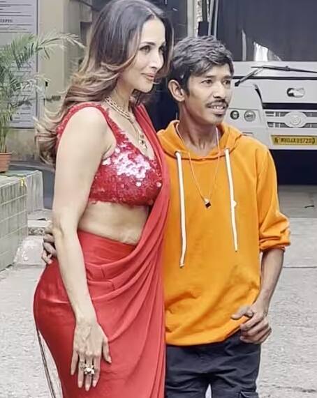 મલાઈકાએ તેના એક ફેન્સ સાથે તસવીરો ક્લિક કરાવી હતી. ફેન્સ એક્ટ્રેસના ખૂબ વખાણ કરી રહ્યા છે.