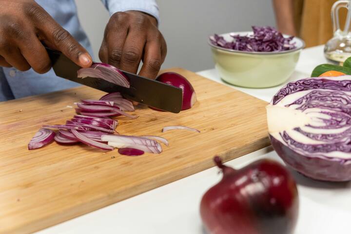 পেঁয়াজ কাটলেই যে চোখের জলের বাঁধ ভাঙে তার পিছনে রয়েছে রাসায়নিকের খেলা। পেঁয়াজে রয়েছে syn-propanethial-S-oxide - নামের একটি রাসায়নিক, যা চোখের অশ্রুগ্রন্থি (Lachrymal glands)-কে উদ্দীপিত (Stimulate) করে।