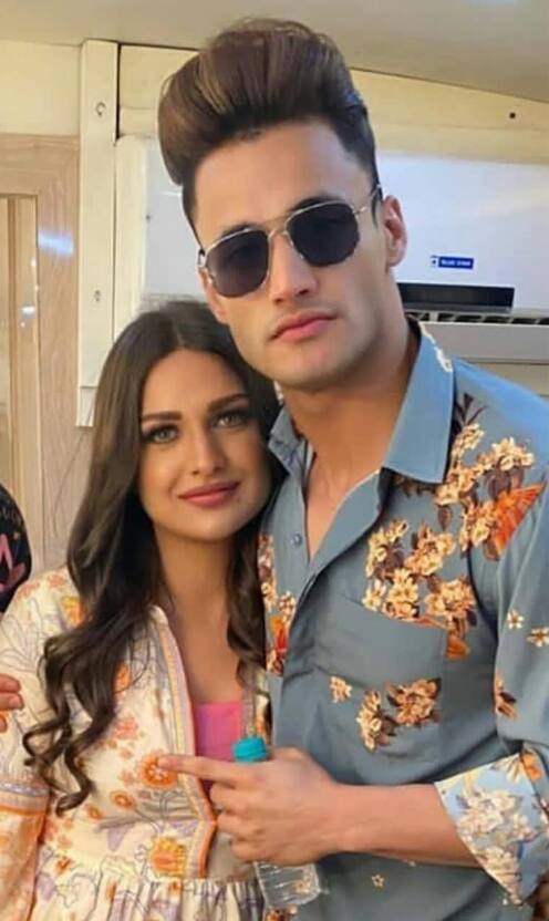 बिग बॉस 13 में मिले आसिम रियाज और हिमांशी खुराना ने भी इस साल अपने रिश्ते पर ब्रेक लगा दिया. एक्ट्रेस ने हाल ही में अपने ब्रेकअप का ऐलान किया था. कपल ने अलग धर्म होने की वजह से एक दूसरे से अलग होने का फैसला लिया.