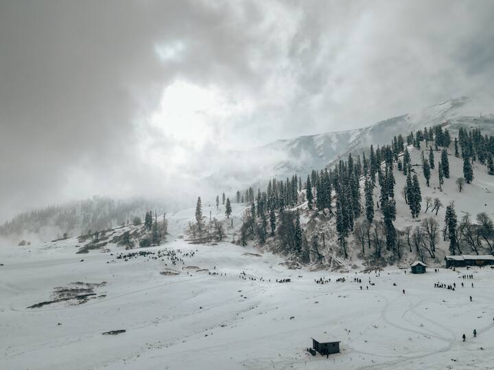 गुलमर्ग : बर्फवृष्टीत फिरायला जायचं असेल तर बॅग पॅक करून काश्मीरला निघा. हिवाळ्यात गुलमर्ग पर्यटकांनी खचाखच भरलेलं असतं. येथील बर्फवृष्टीचे दृश्य आयुष्यभर स्मरणात राहील. पर्यटकांसाठी इथे  हिवाळ्यातील उपक्रमही असतात . इथे येऊन तुम्हाला आनंद होईल.