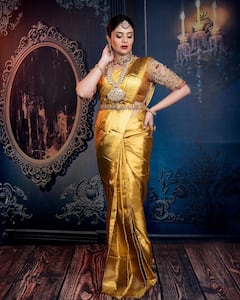 Sreemukhi Photos : ఎర్ర గులాబీ తల్లో పెట్టుకుని ఫోటోలకు ఫోజులిస్తున్న శ్రీముఖి