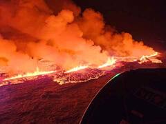 800 भूकंपों के बाद ज्वालामुखी में विस्फोट, हर तरफ फैला लावा ही लावा