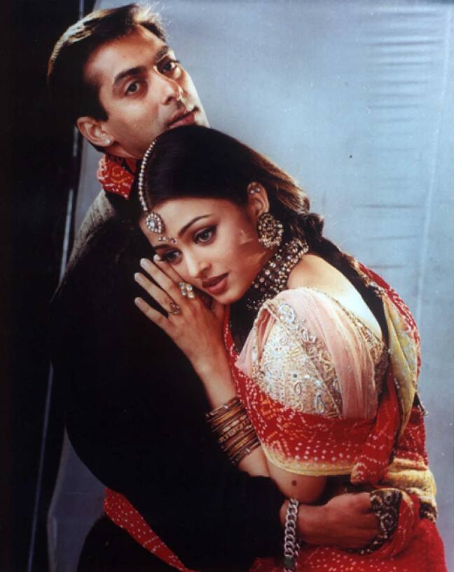 इस लिस्ट में सलमान खान और ऐश्वर्या राय का नाम सबसे पहले आता है. दोनों के प्यार के किस्से हर तरफ मशहूर थे. सलमान भी ऐश्वर्या पर जान देते थे. लेकिन अचानक दोनों का रिश्ता खत्म हो गया.