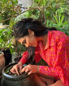 Malavika Mohanan Photos : கிறிஸ்துமஸ் பண்டிகைக்கு இப்போதே ரெடியான மாளவிகா மோகனன்!