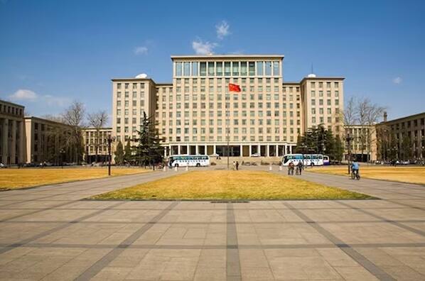 Tsinghua University: આ યુનિવર્સિટી ચીનમાં આવેલી છે. તેની સ્કૂલ ઓફ ઈકોનોમિક્સ એન્ડ મેનેજમેન્ટ સમગ્ર વિશ્વમાં પ્રખ્યાત છે. પૂર્ણ સમયના MBA રેન્કિંગમાં તે એશિયામાં બીજા ક્રમે છે. તેનું રેન્કિંગ વિશ્વમાં 28મું છે. તે બેઇજિંગની મુખ્ય યુનિવર્સિટીઓમાં સામેલ છે.