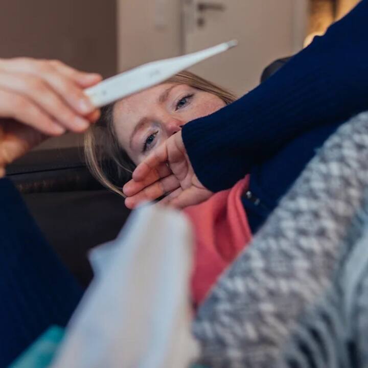 ਅਦਰਕ ਅਤੇ ਨਮਕ ਦਾ ਮਿਸ਼ਰਣ ਖੰਘ ਤੋਂ ਦੁਗਣਾ ਫ਼ਾਇਦਾ ਦੇਵੇਗਾ। ਅਨਾਰ ਦਾ ਰਸ ਵੀ ਖੰਘ ਤੋਂ ਛੁਟਕਾਰਾ ਦਿਵਾਉਂਦਾ ਹੈ। ਇਸ ਵਿਚ ਪਿਪਲੀ ਪਾਉਡਰ ਅਤੇ ਅਦਰਕ ਵੀ ਪਾਉਣਾ ਹੋਵੇਗਾ।