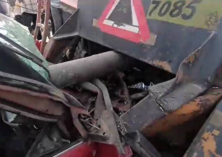 या भीषण अपघातात तीन जण गंभीर जखमी झाले आहेत.