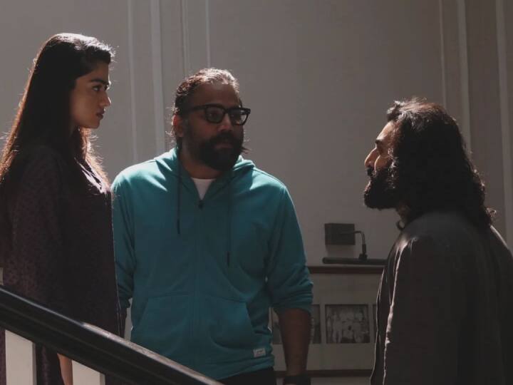 संदीप वांगा रेड्डी इन दिनों अपनी हालिया रिलीज फिल्म 'एनिमल' को लेकर सुर्खियों में हैं. रणबीर कपूर स्टारर उनकी ये फिल्म बॉक्स ऑफिस पर कमाल कर गई है. फिल्म बॉक्स ऑफिस पर ब्लॉकबस्टर साबित हुई है.