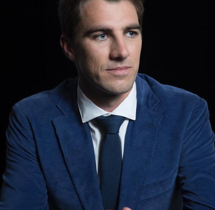 அனைத்து அணிகளும் போட்டி போட கம்மின்ஸிற்கான விலை சரசரவென உயர்ந்தது.